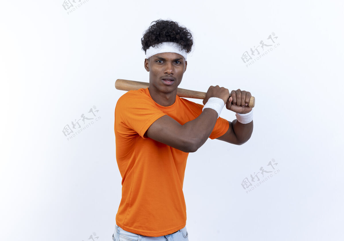 年轻年轻的美国黑人运动男子戴着头带和手环 肩上拿着球棒非裔美国人肩膀腕带