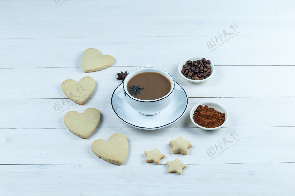 卡布奇诺高角度观看咖啡杯 白色木板背景上有饼干 咖啡豆和速溶咖啡水平咖啡乐趣饼干