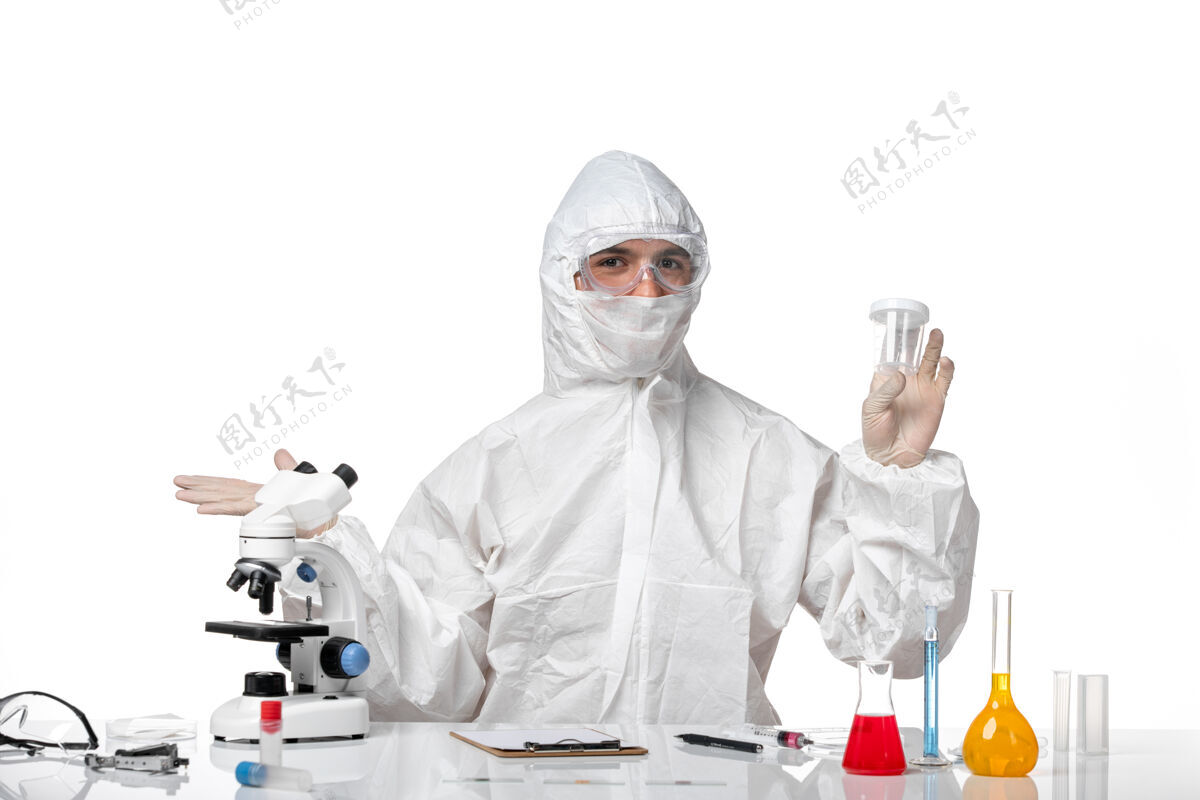 外套正面图：男医生穿着防护服 拿着空瓶子站在空白处空瓶诊所药品