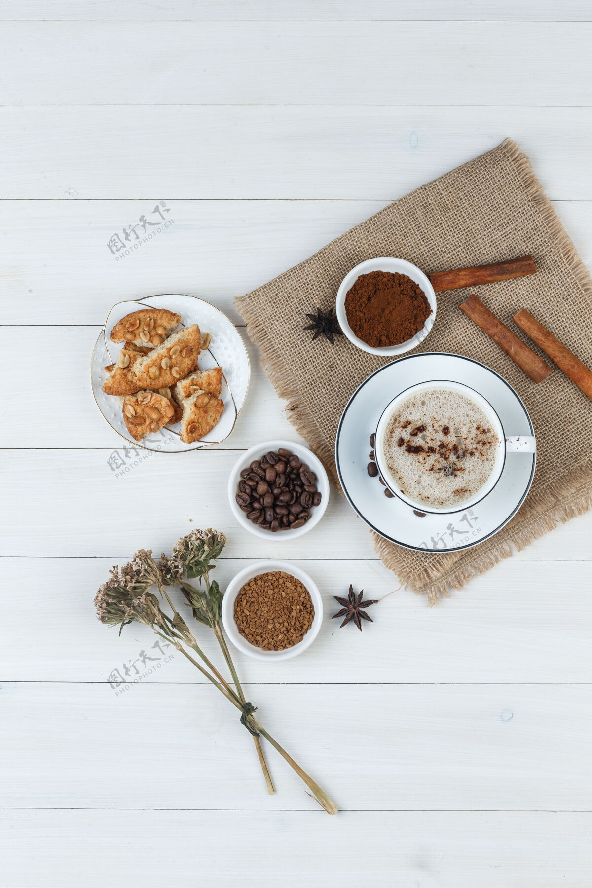 杯子顶视图咖啡杯与咖啡豆 磨碎的咖啡 香料 饼干 干草药在木制和一块袋背景垂直香味咖啡摩卡咖啡
