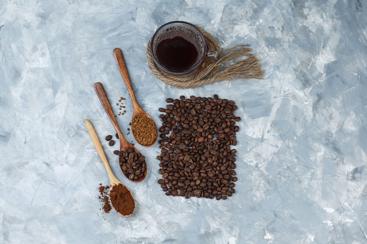 时间顶视图咖啡豆 一杯咖啡与咖啡豆 速溶咖啡 咖啡粉在木制勺子 绳子 饼干浅蓝色大理石背景水平泡沫咖啡馆木头