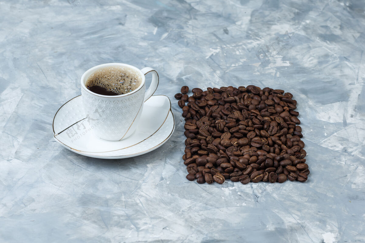 厨房在蓝色大理石背景上用咖啡豆高角度观看咖啡杯水平高马克杯芳香