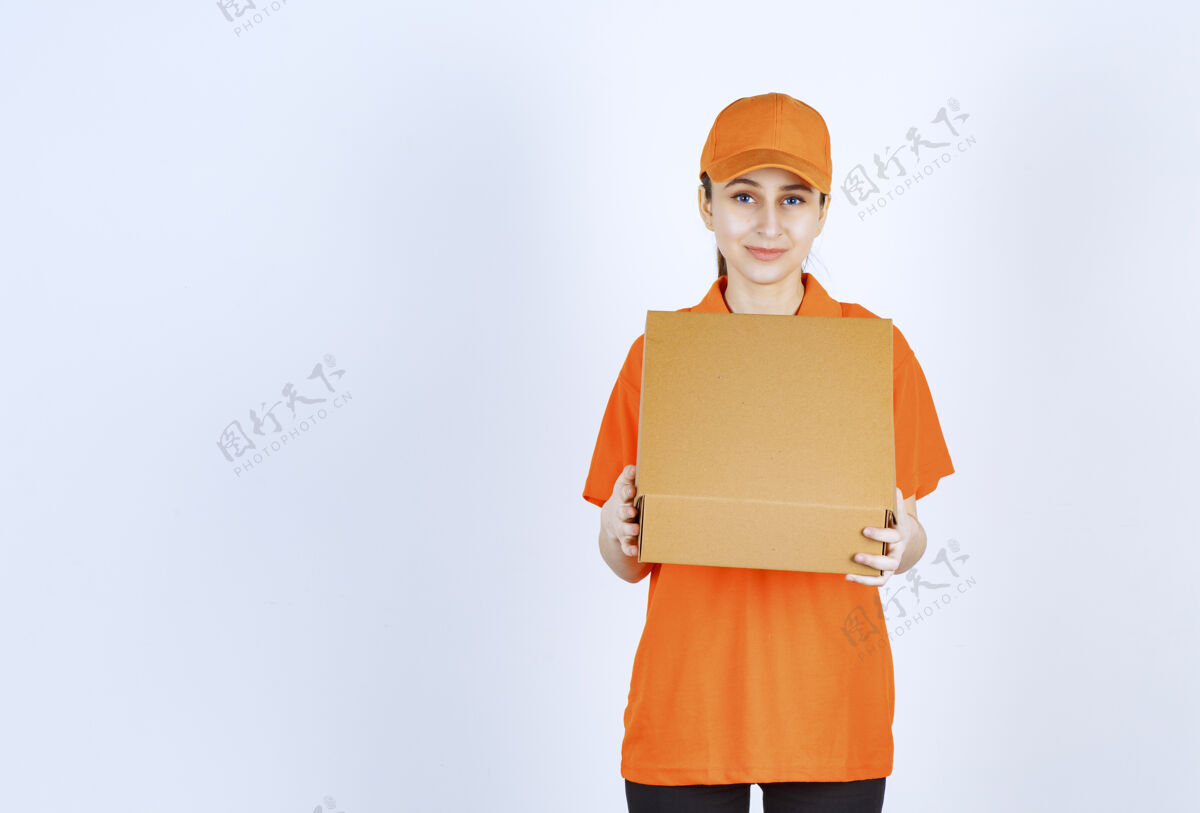 工人穿着橙色制服的女信使拿着一个打开的纸板箱年轻人休闲成人