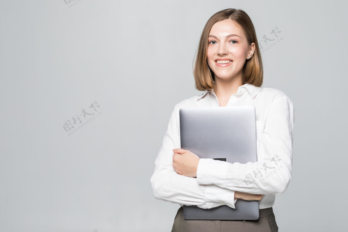 科技成功的女商人手里拿着一台笔记本电脑咨询中文成功