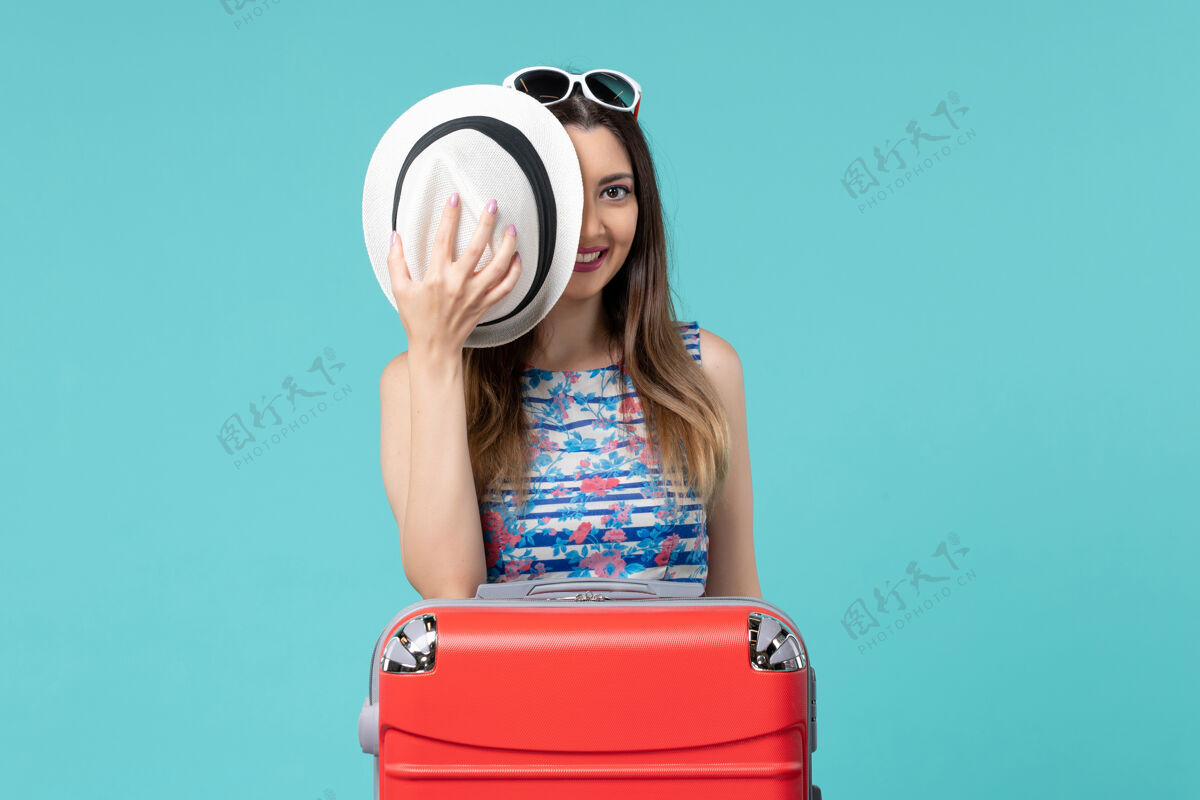 准备前视图美丽的女性准备度假与红色袋子上的蓝色空间包性感海