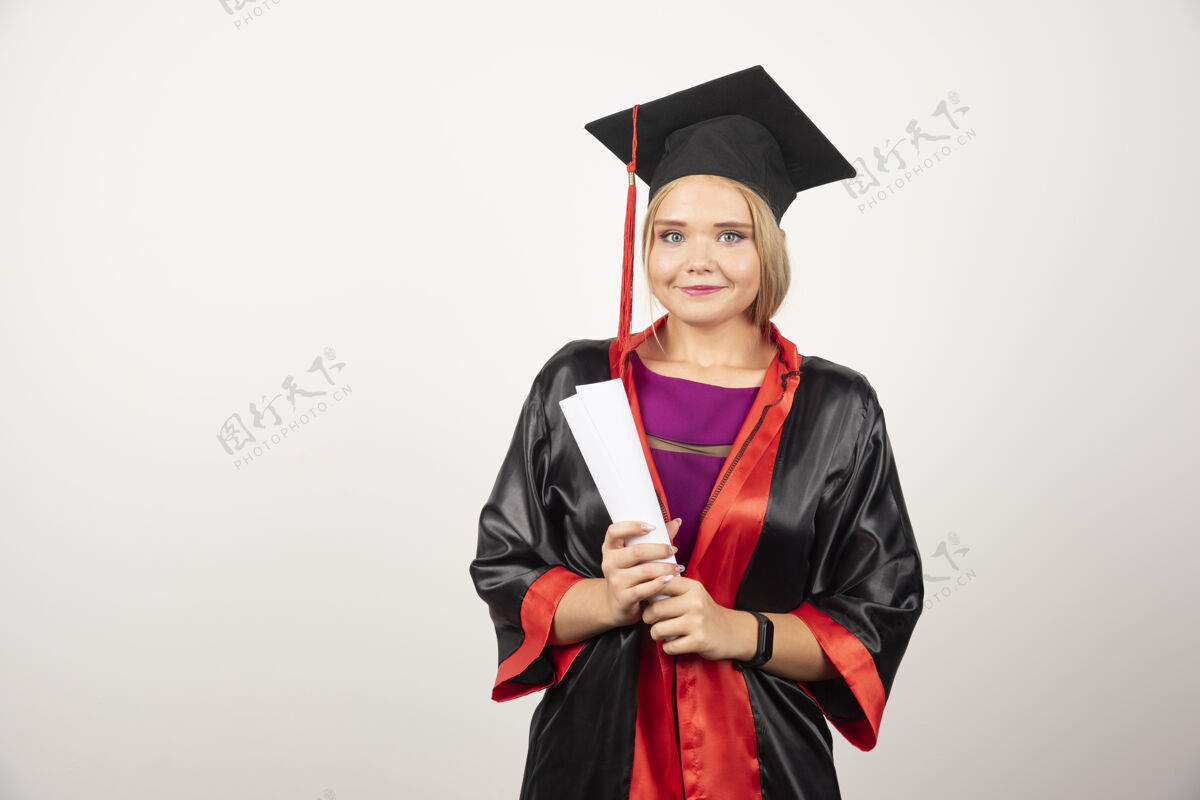 立场穿着长袍拿着毕业证书的漂亮女生表情证书大学