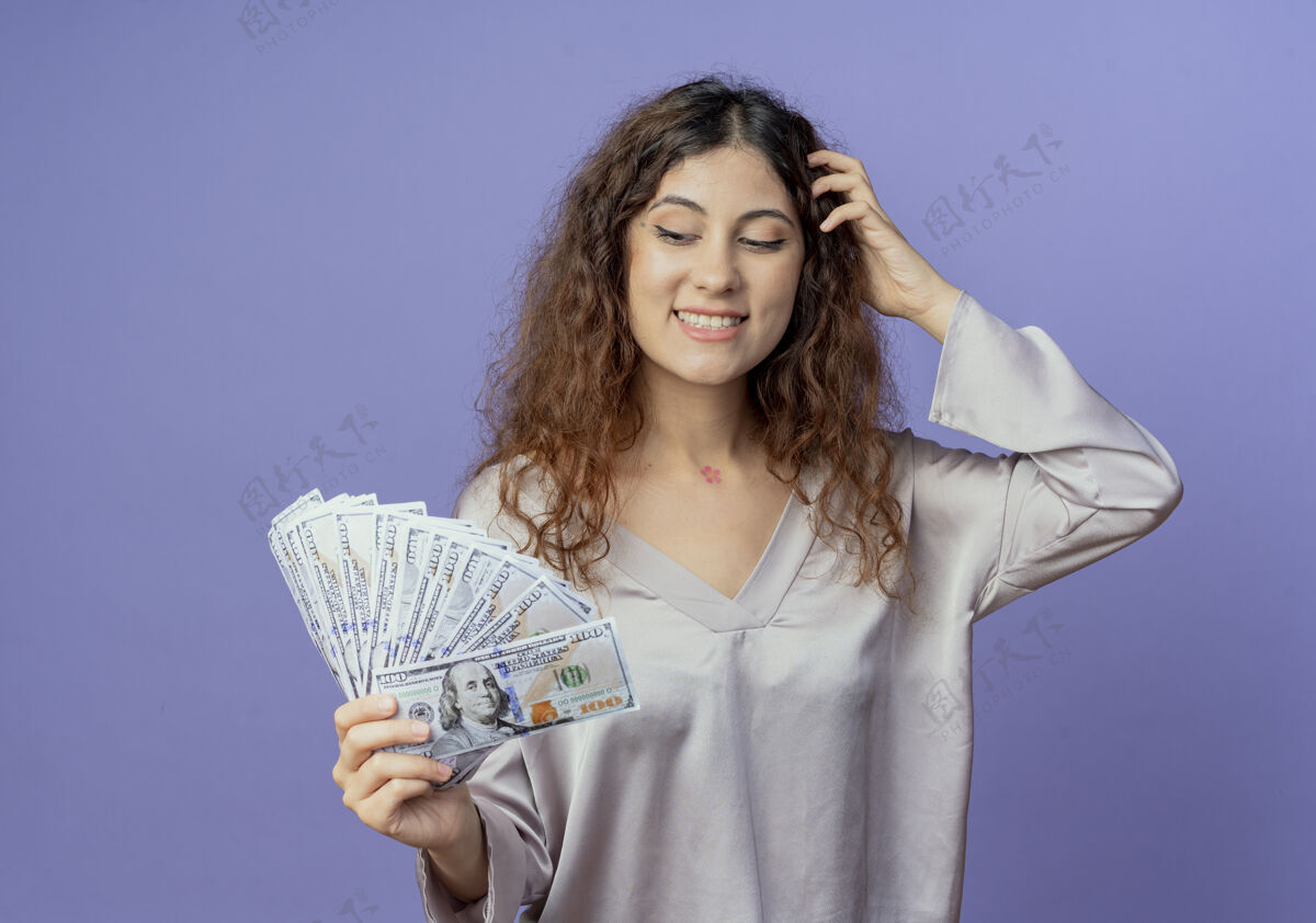 印象年轻漂亮的女孩抱着钱看着钱现金钱年轻