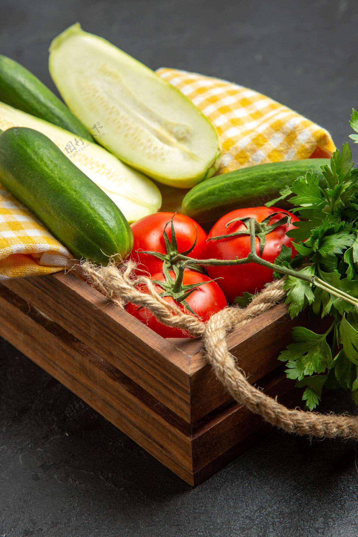 绿色前视图新鲜蔬菜红色西红柿黄瓜和南瓜与绿色的灰色空间黄瓜新鲜蔬菜食品