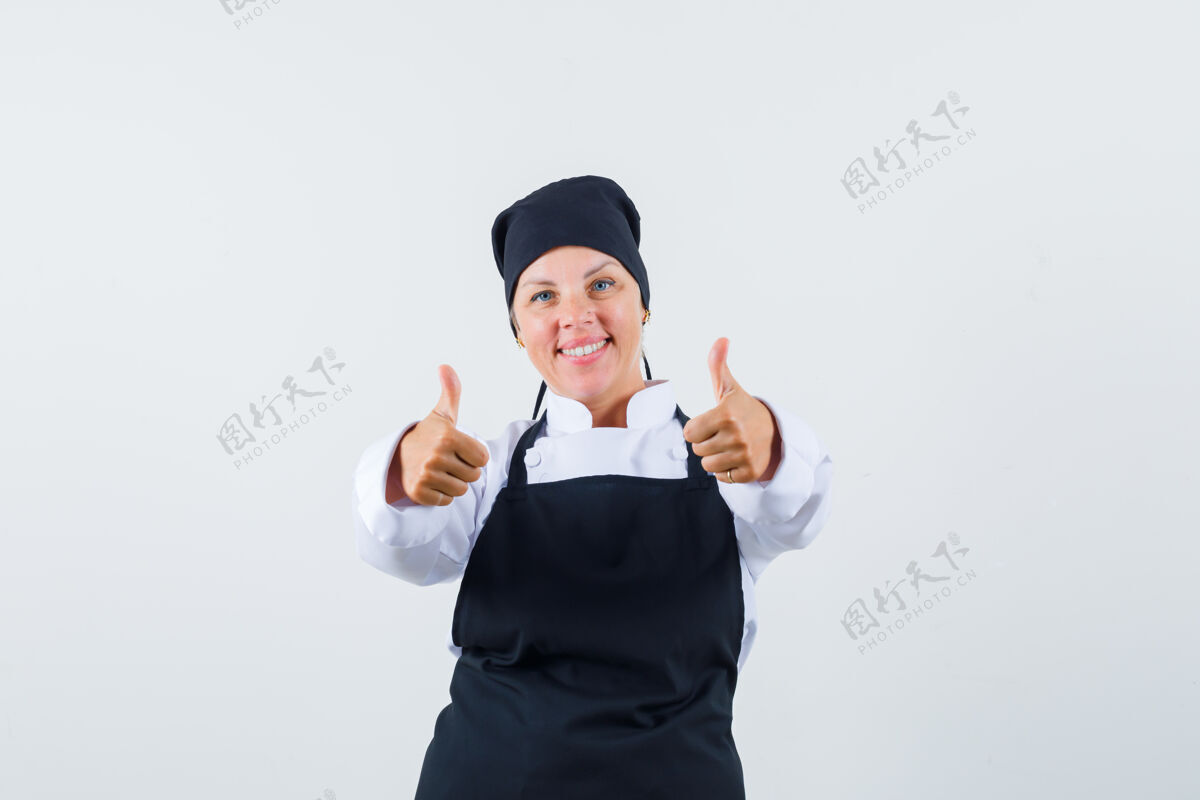 可爱女厨师穿着制服 围裙 向上竖起大拇指 看上去很快乐正视图漂亮成人化妆