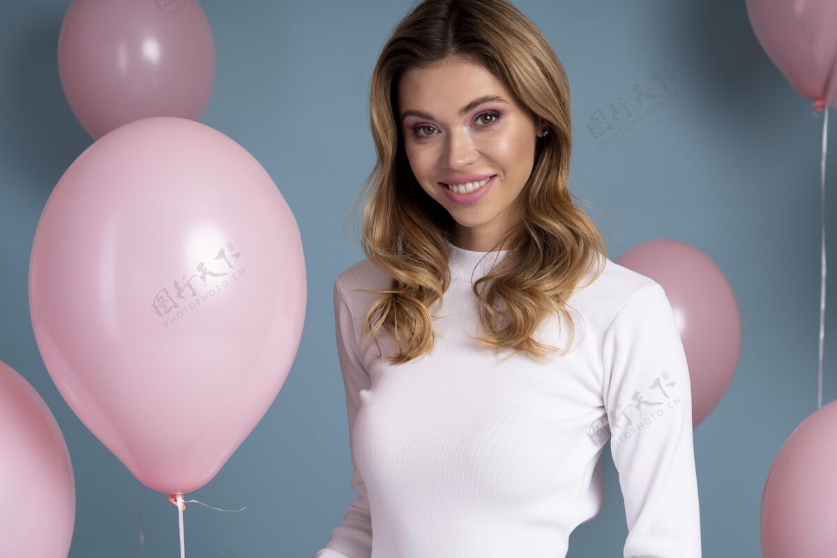 庆祝美丽的笑脸女人享受派对气球年轻周年纪念