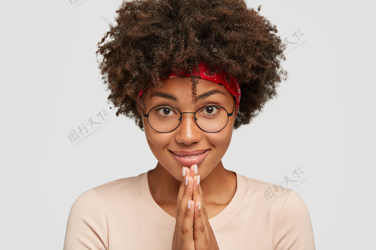 祈祷相貌讨人喜欢的黑皮肤女孩双手合拢在嘴边 目光直视祈祷错误询问