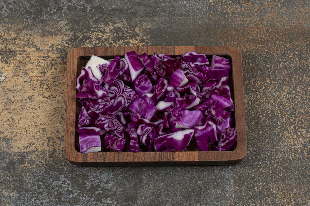 美味一盘切碎的红卷心菜 放在大理石表面红卷心菜健康成熟