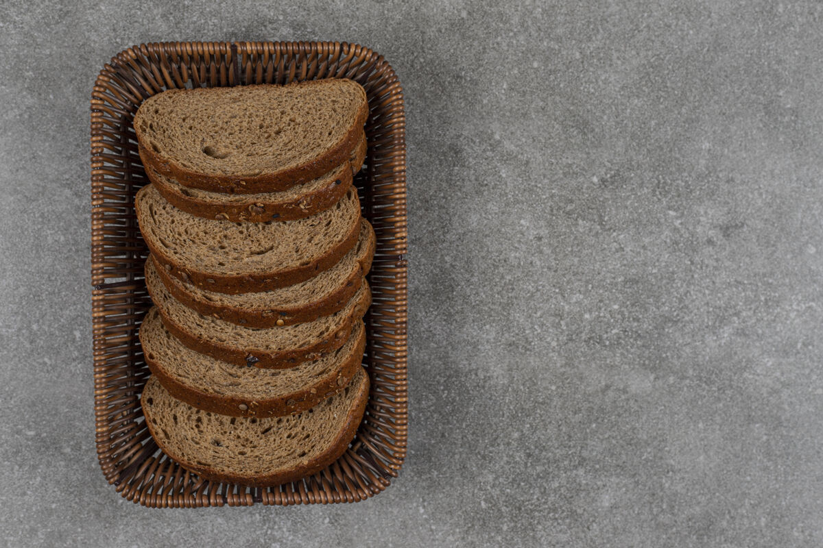 切片木篮里的黑面包片美味食品面包皮