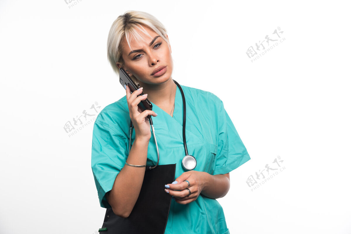 女士女医生一边拿着白板一边打电话站电话听诊器