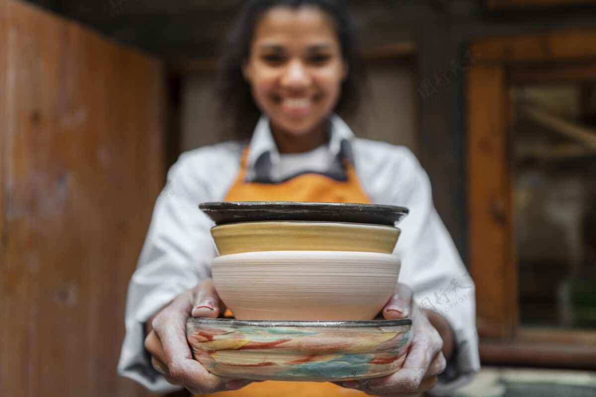 陶器拿着陶罐的模糊女人水平工艺年轻