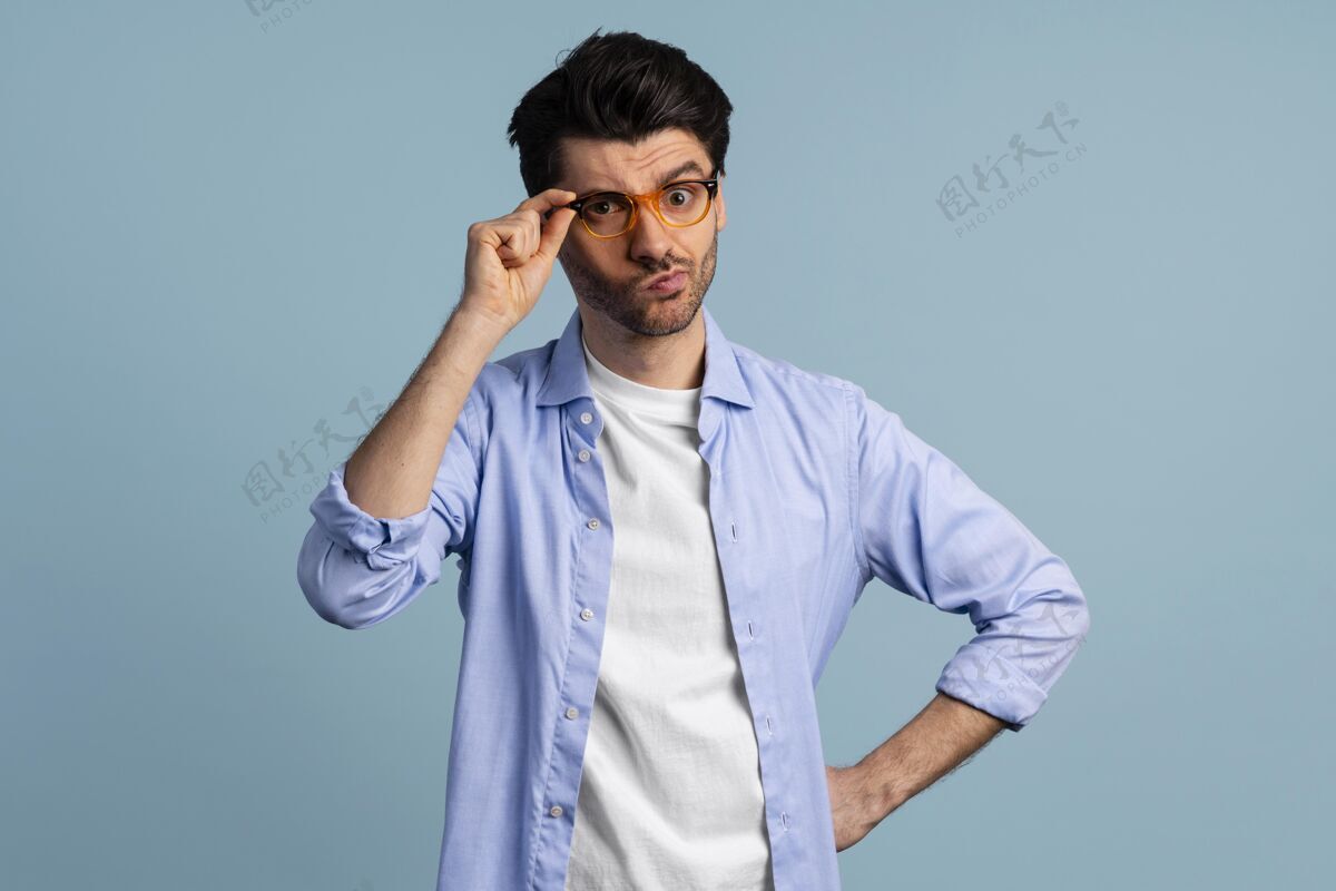个体聪明人拿着眼镜的前视图前视图情绪反应