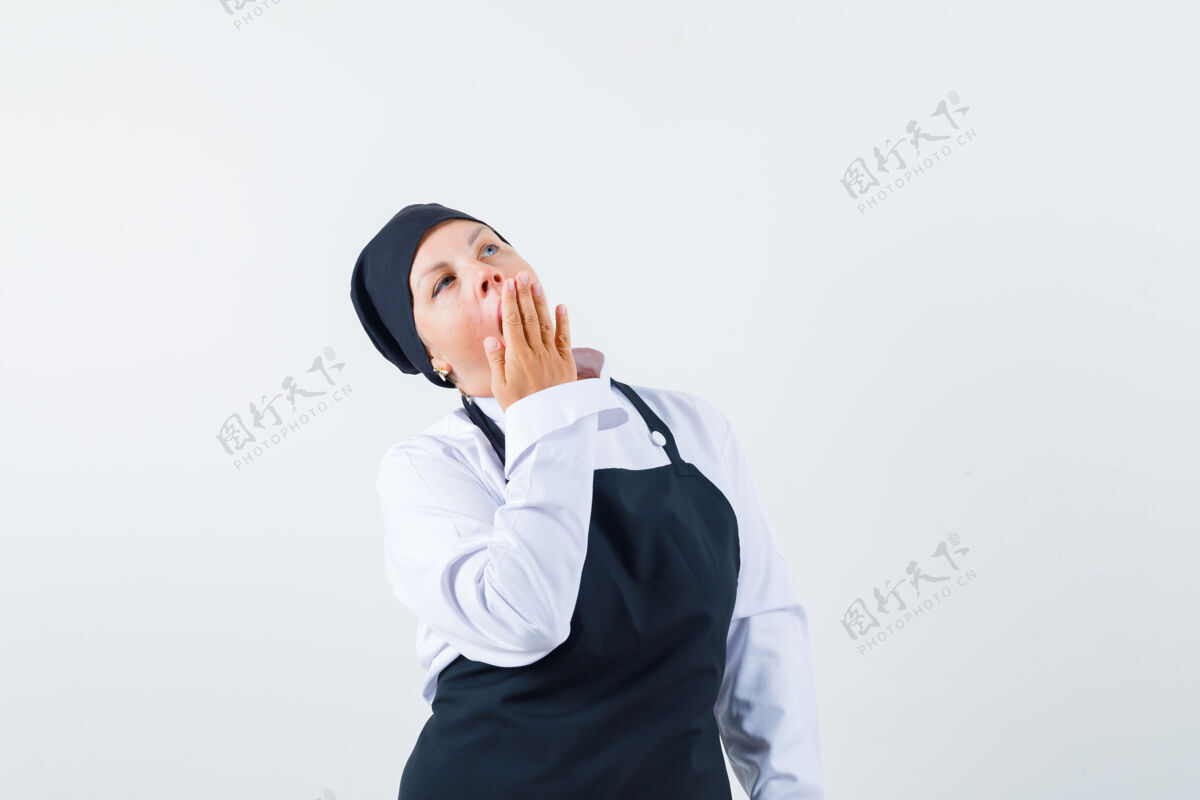 模特身着制服的女厨师 围裙手捂嘴 神情沉思 俯瞰前方健康烹饪肖像