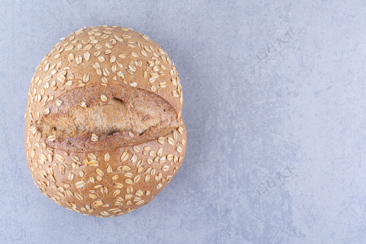 酵母在大理石表面涂有片状外壳的面包面粉外套面包