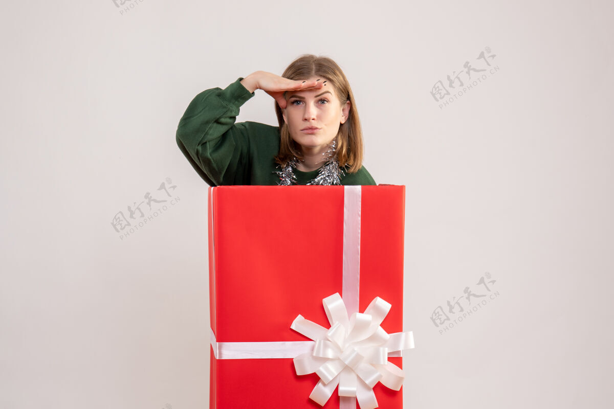 购物年轻的女性躲在白色的礼物盒里丝带盒子情感