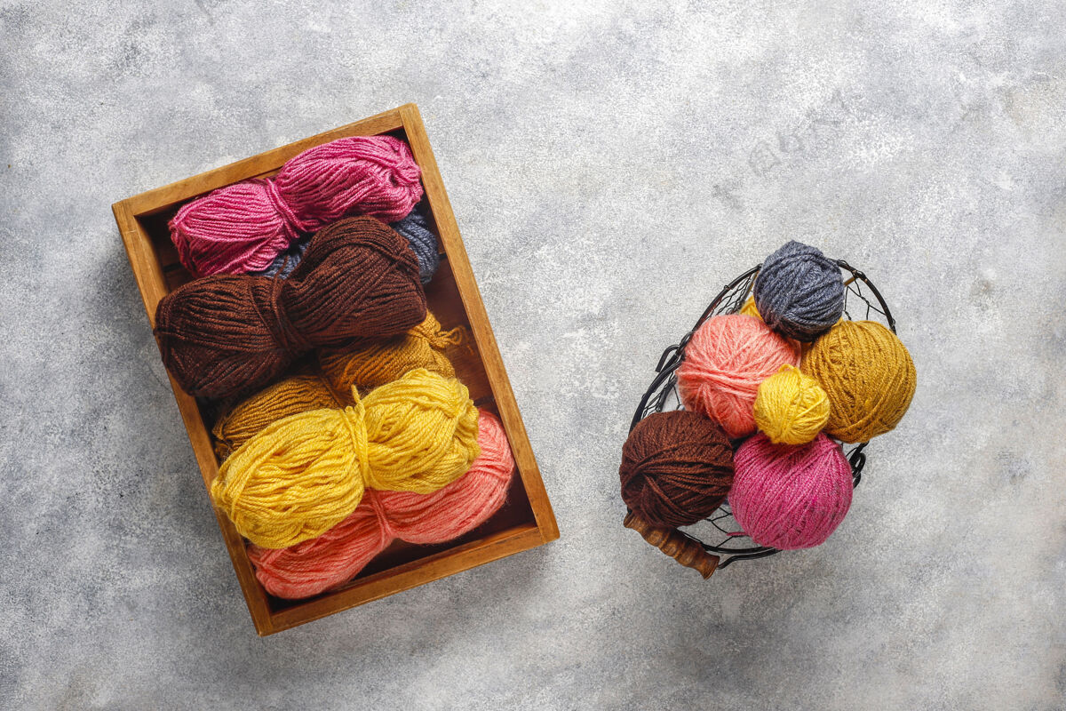 针织针用针线编织成不同颜色的纱线球各种毛针织
