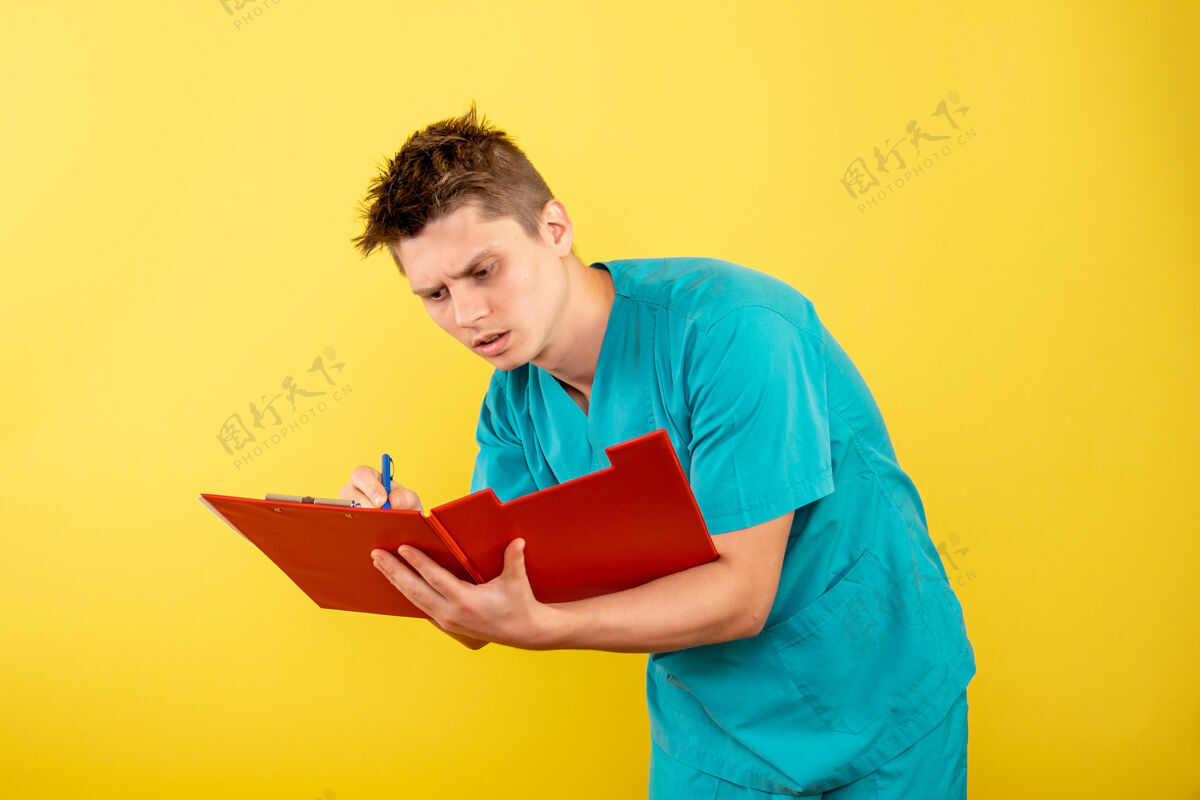 漂亮正面图：年轻的男医生 穿着黄色的医疗服健康人成人