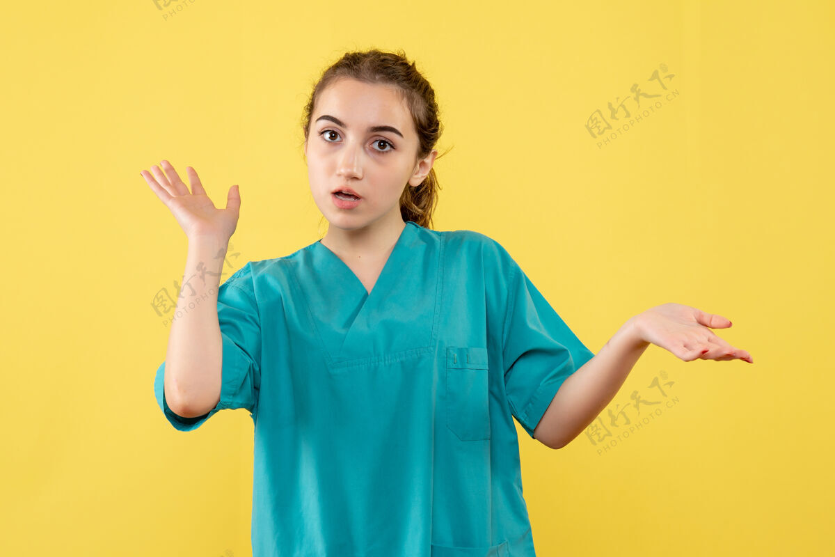 健康正面图：穿着黄色医疗服的年轻女医生医院西装病毒