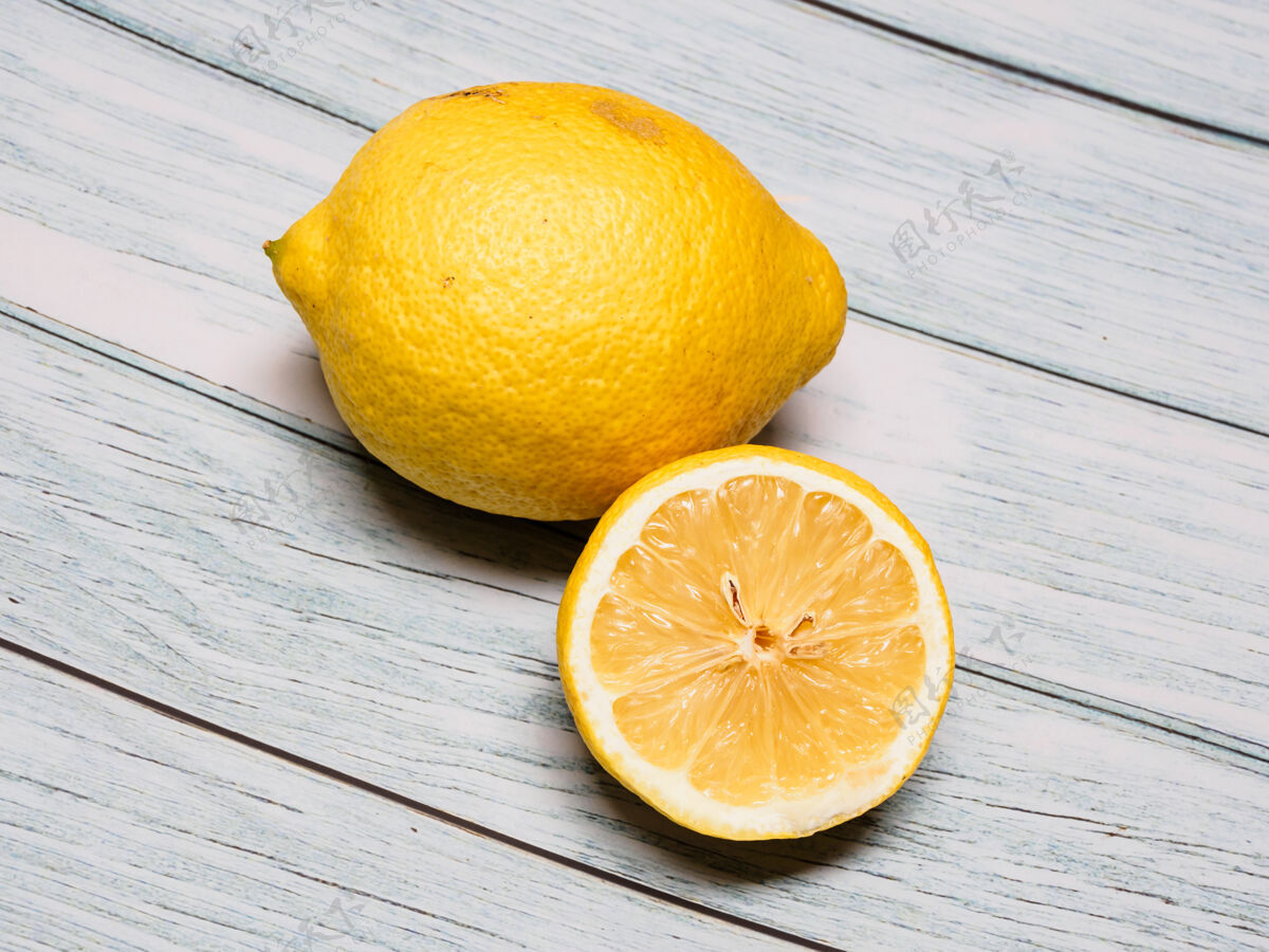 健康木桌上柠檬的特写镜头多汁半柠檬片