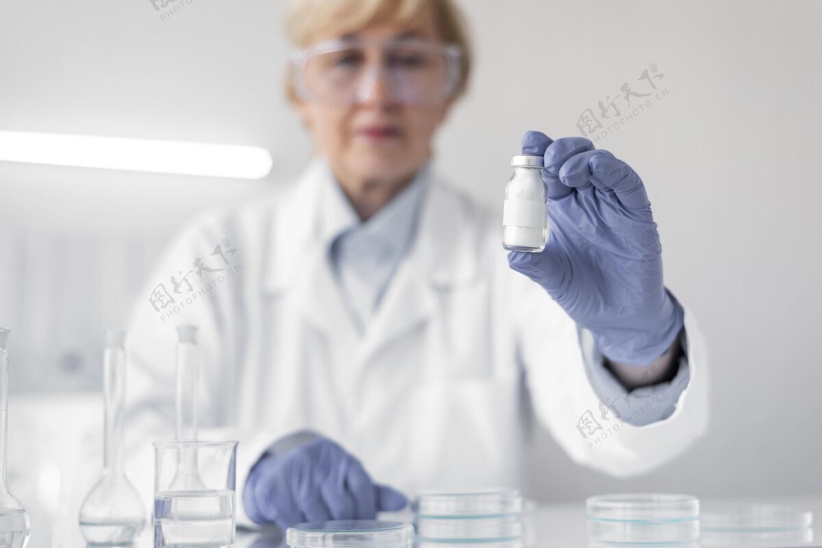 实验在实验室做实验的女人研究科学眼镜