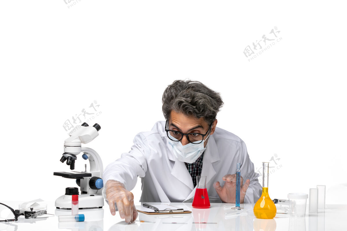 医学正面图身着白色医疗服的中年科学家在工作实验室工作人