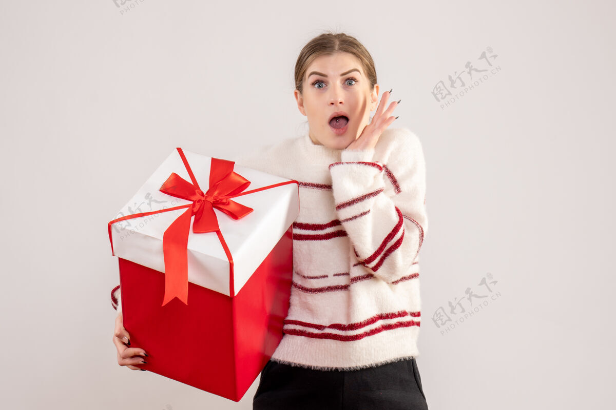 圣诞节年轻的女性拿着礼物在白色的盒子里人丝带盒子