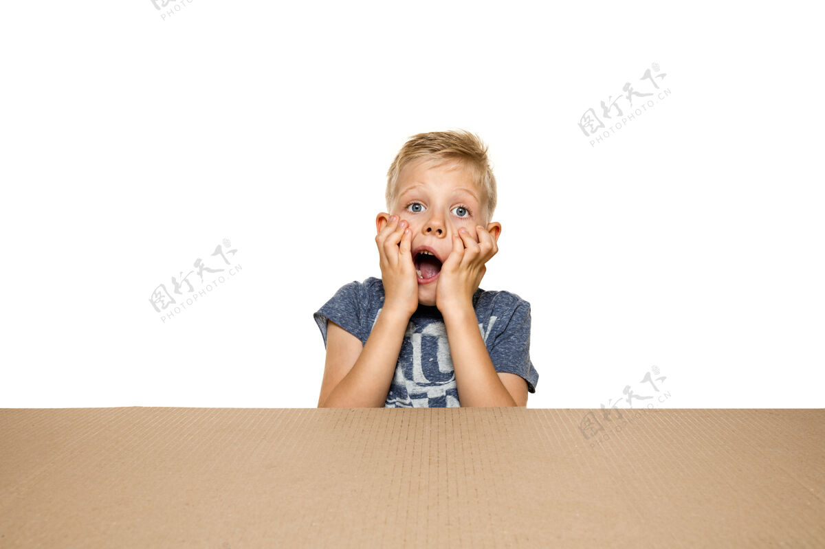 外可爱 惊讶的小男孩打开最大的邮包送货购物礼物
