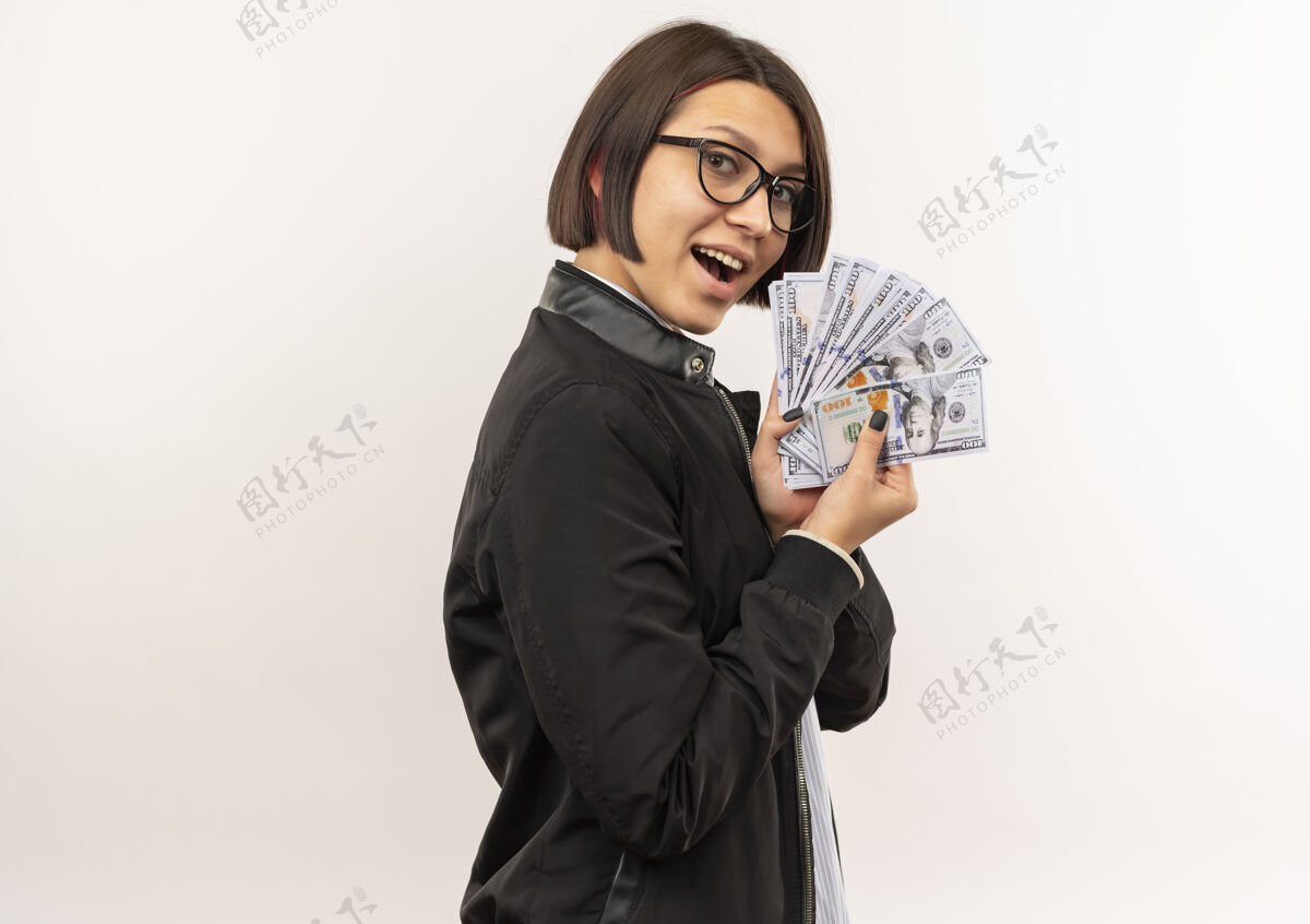 立场印象深刻的年轻的呼叫中心女孩戴着眼镜站在侧视图拿着钱隔离在白色的复印空间穿着空间中心