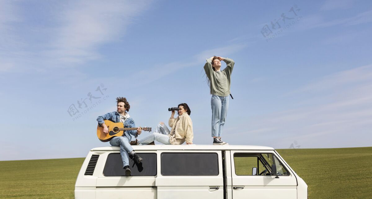 自然在货车上用吉他拍满了人冒险水平放松