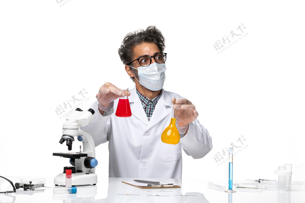 实验室正面图中年科学家穿着特制的混合液套装实验室外套研究人