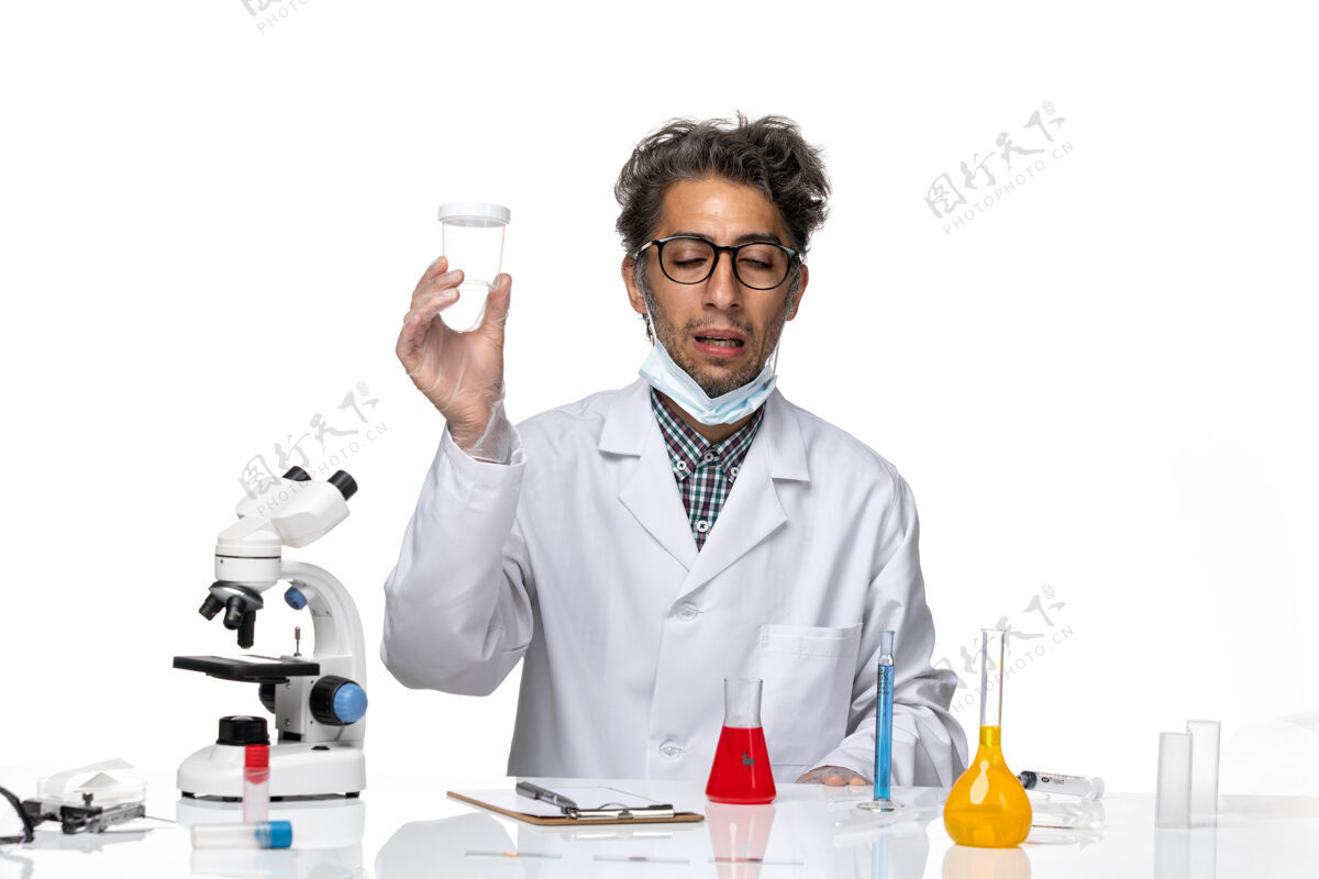 人正面图身穿白色医疗服的中年科学家手里拿着空烧瓶医学职业病毒