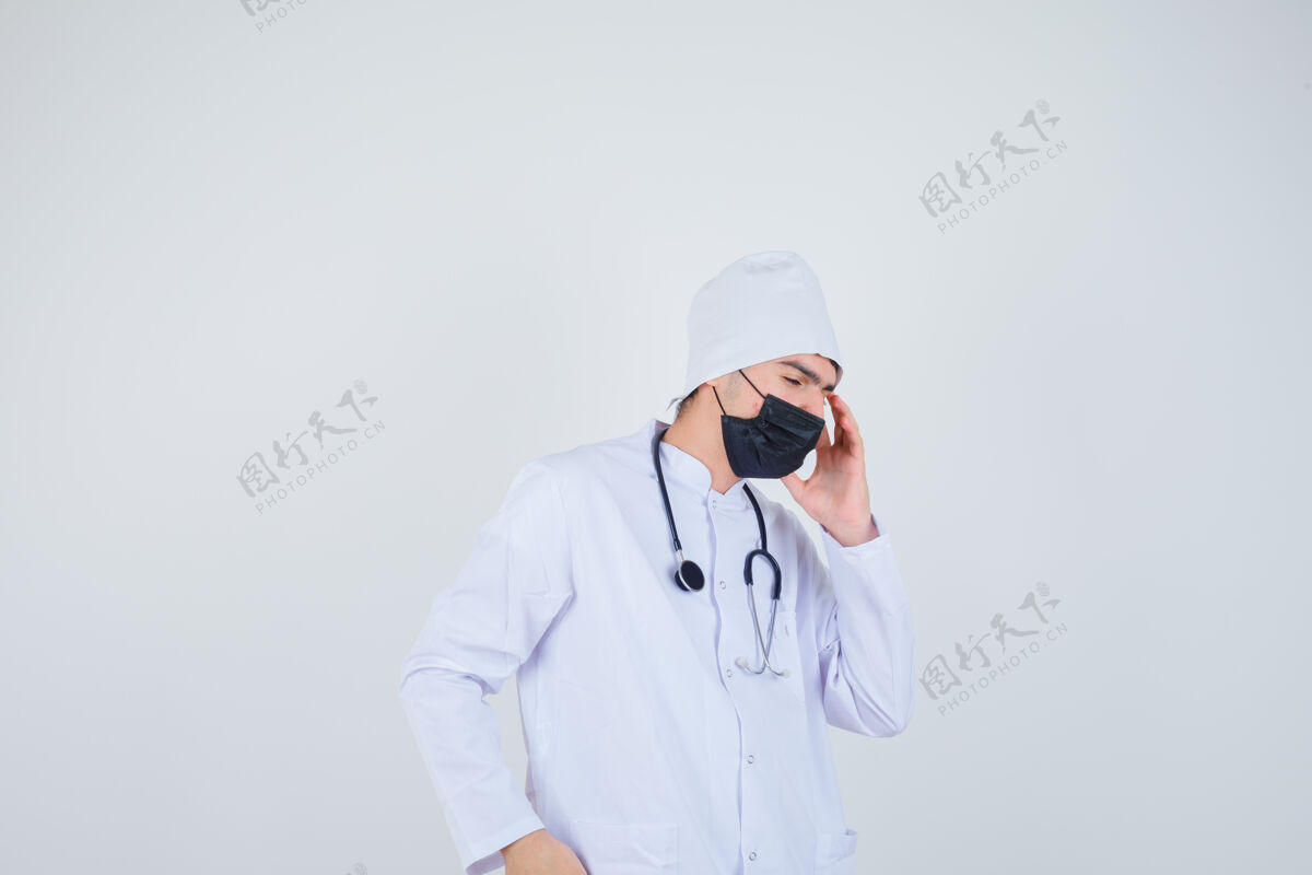 头痛年轻人头痛 身穿白色制服 戴着口罩 表情痛苦正面图爆发制服医疗