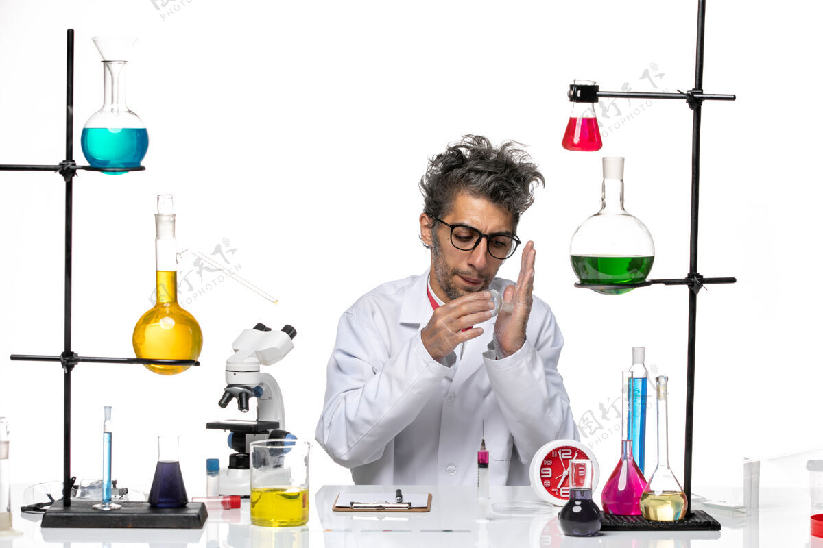实验室前视图穿着医疗服的男科学家正在研究解决方案前面化学专业