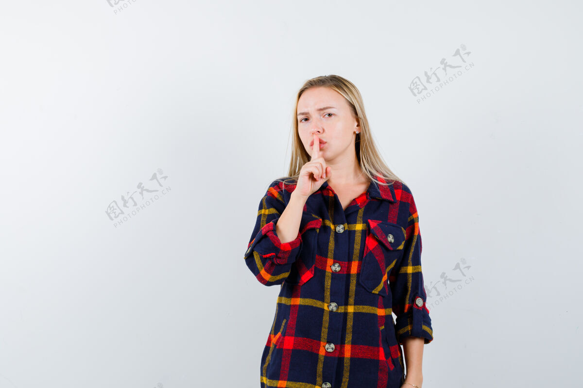 人身穿格子衬衫的年轻女士 表现出沉默的姿态 表情严肃 正前方视图健康亚洲人女人