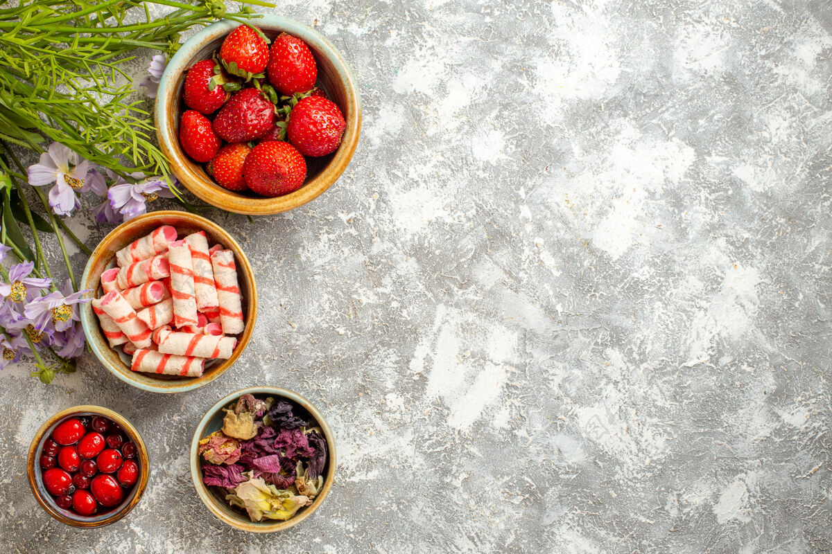 水果顶视图新鲜的红色草莓与白色表面上的花朵浆果红色糖果食品饮食鲜花