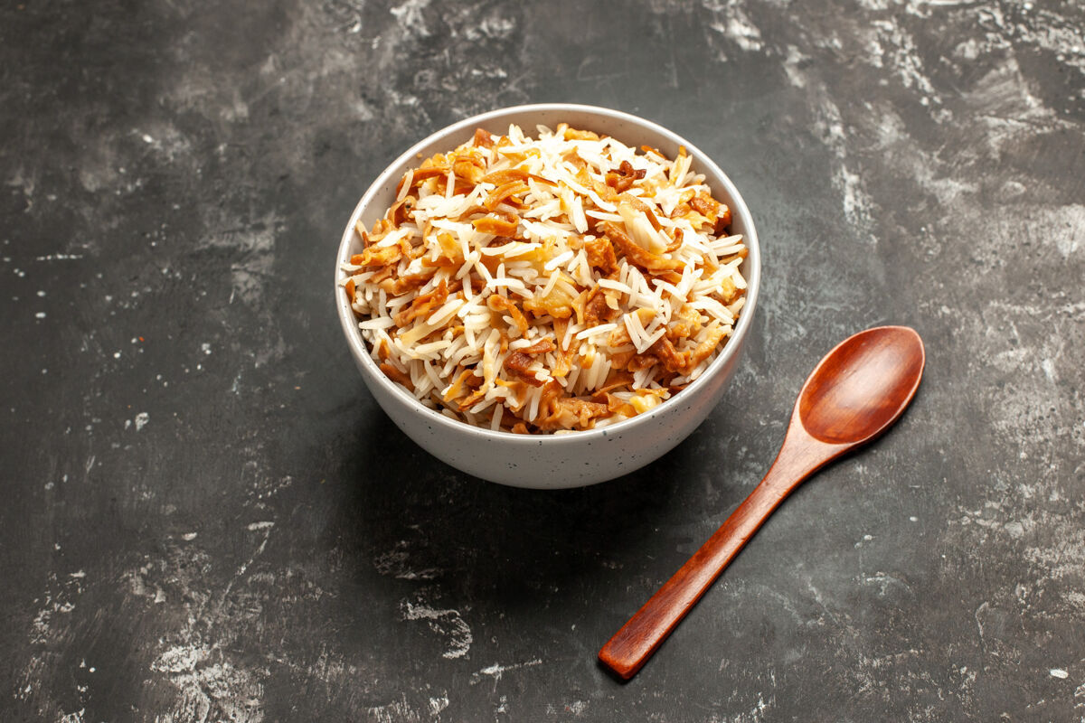 晚餐顶视图煮熟的米饭在盘子里的一个深色的表面上深色的菜东餐食物美味蔬菜顶部