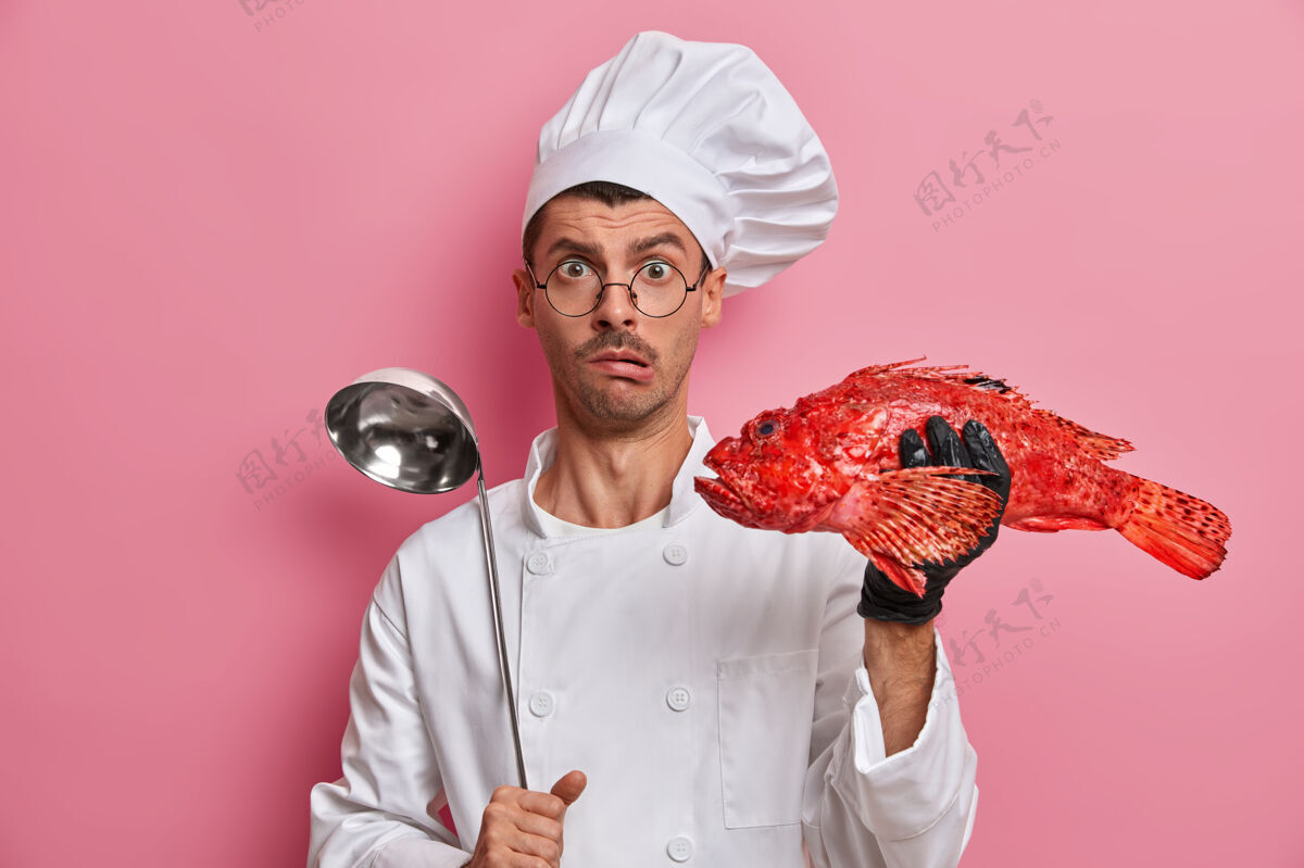 烹饪愤怒厨师的照片有疑惑的表情 拿着勺子惊喜眼镜眼镜