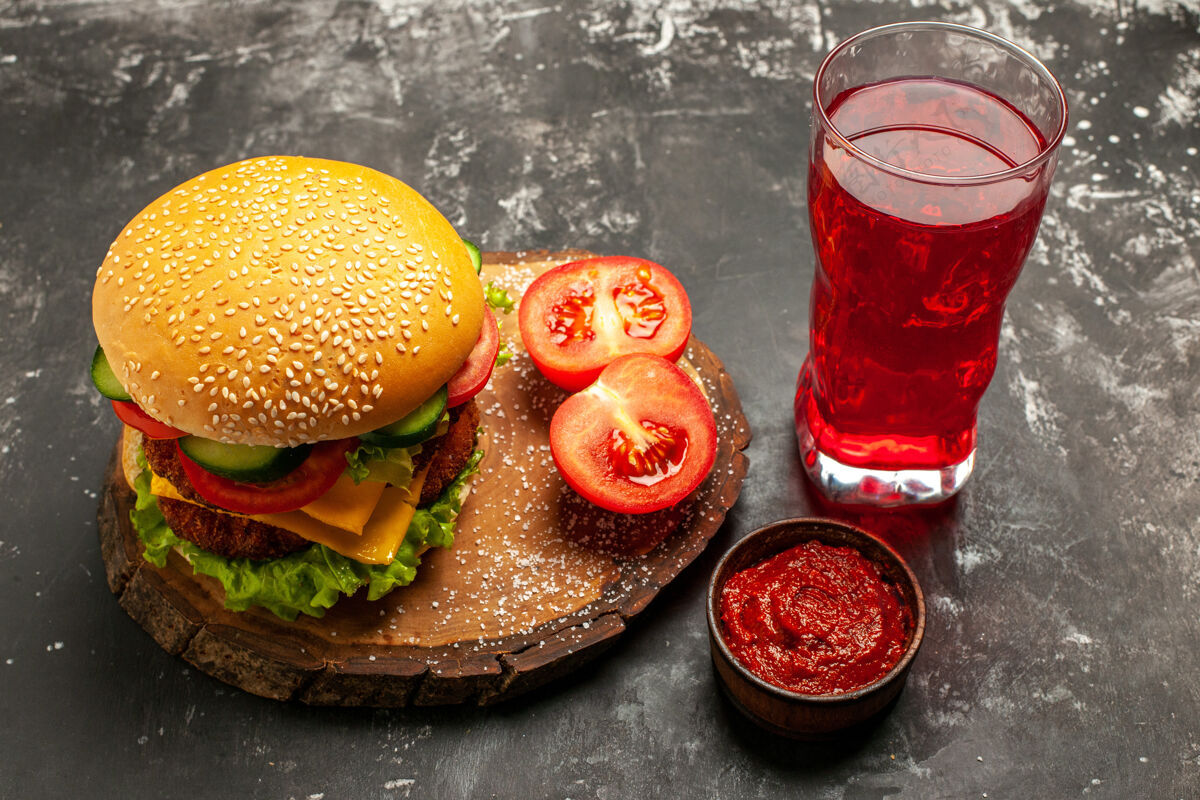 柑橘前视图奶酪肉汉堡果汁黑面三明治快餐包快餐面包可食用的水果