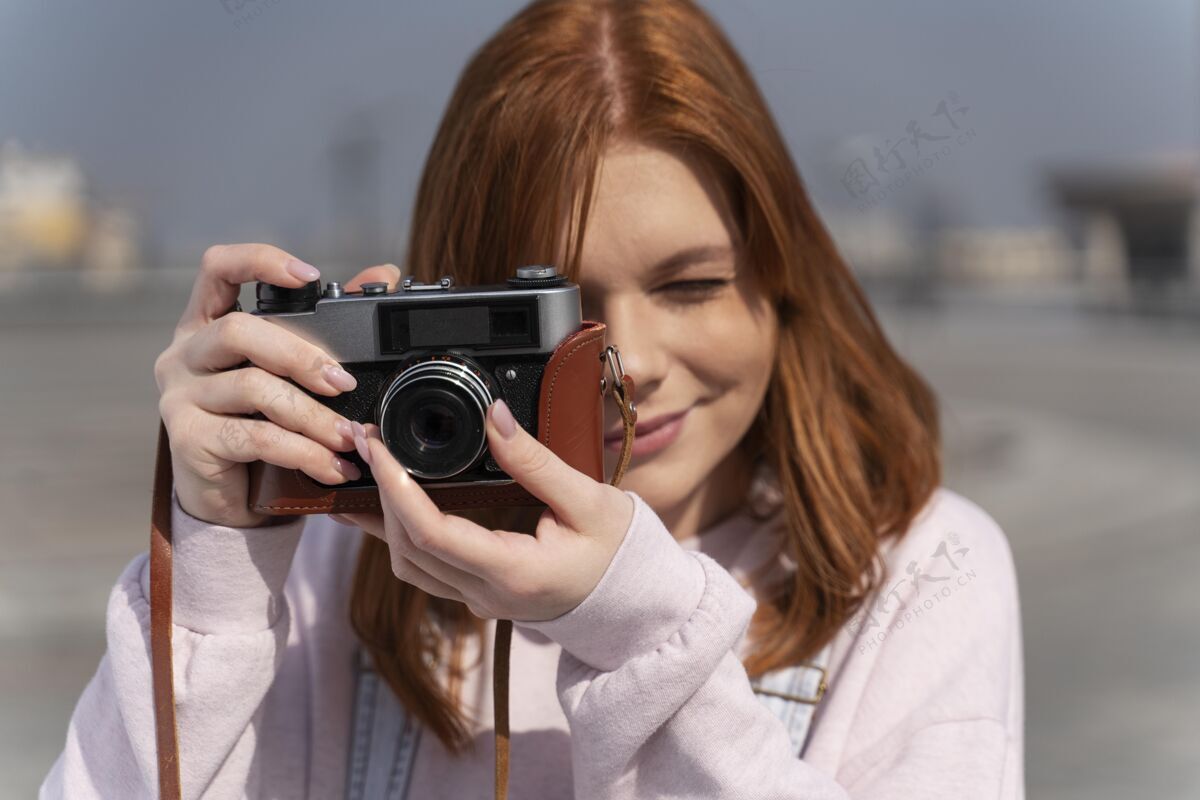 年轻特写拍照的女人休闲摄影生活方式