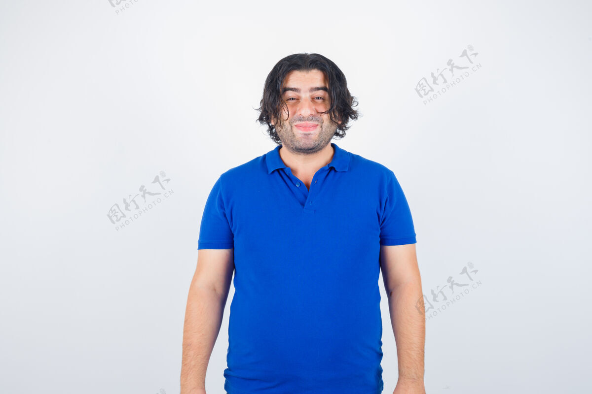 男人成熟的男人站直了 脸上挂着蓝色t恤 牛仔裤 看起来很开心 前视图英俊人工人