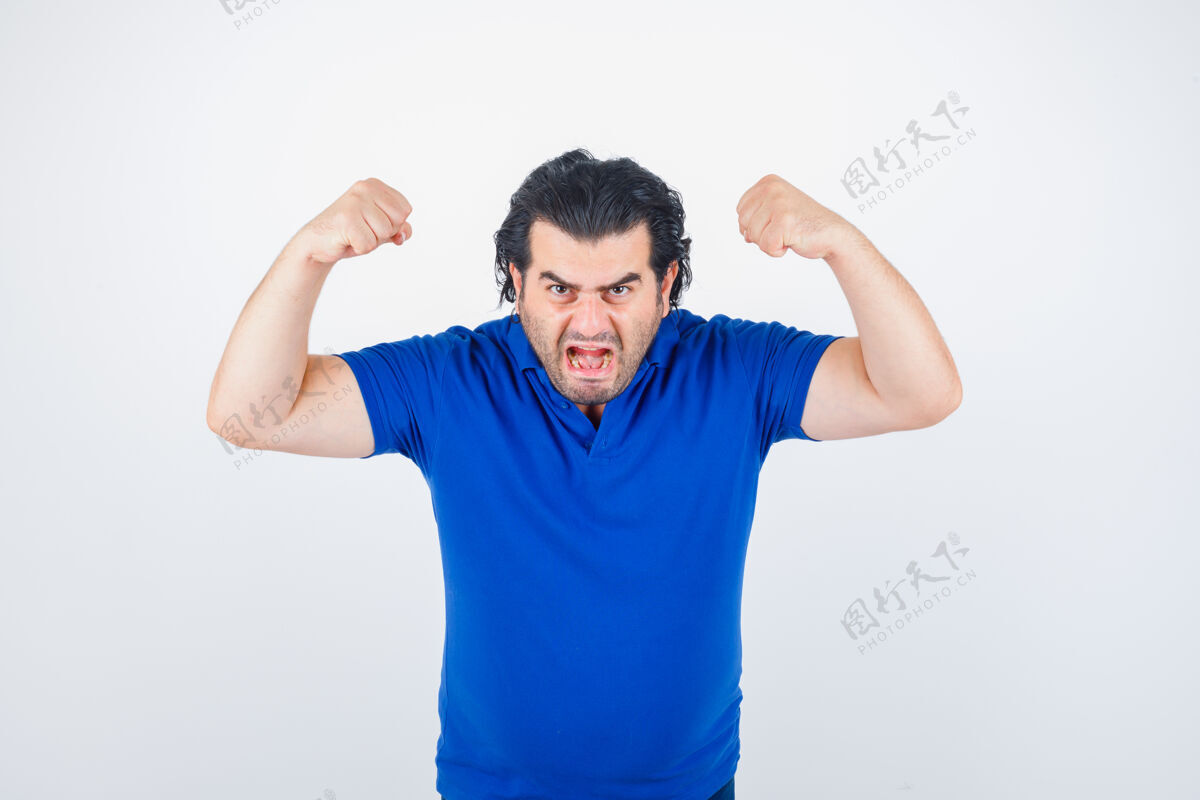 愤怒一个穿着蓝色t恤 牛仔裤 满脸怒容的成熟男人坏人尖叫