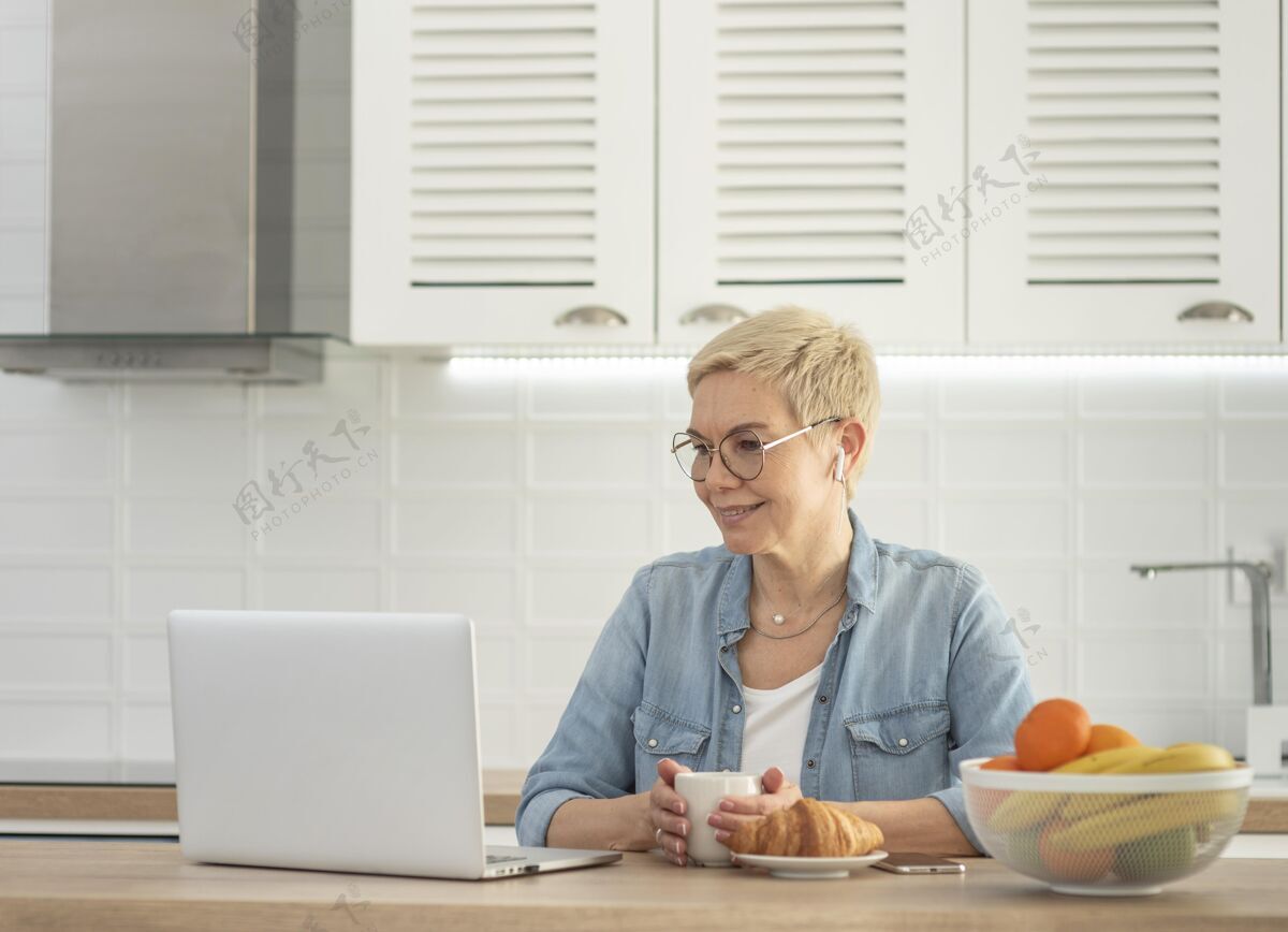 水果笔记本电脑工作的肖像女人设备成人现代女性