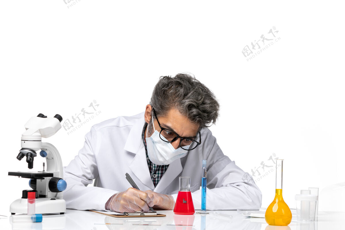 观点正面图中年科学家身着特殊套装写笔记成人科学特殊