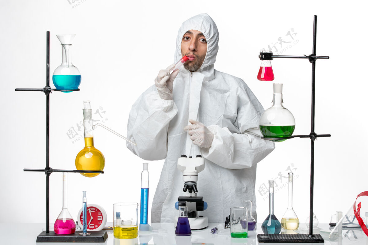 持有正面图穿着特殊防护服的男科学家拿着空瓶子特殊实验科学