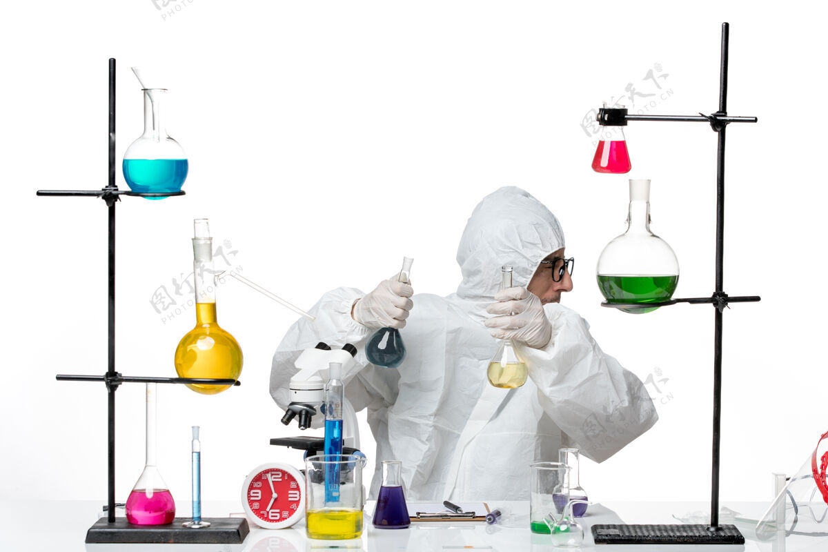 特殊正面图穿着特殊防护服的男科学家拿着装有溶液的烧瓶解决方案化学前面