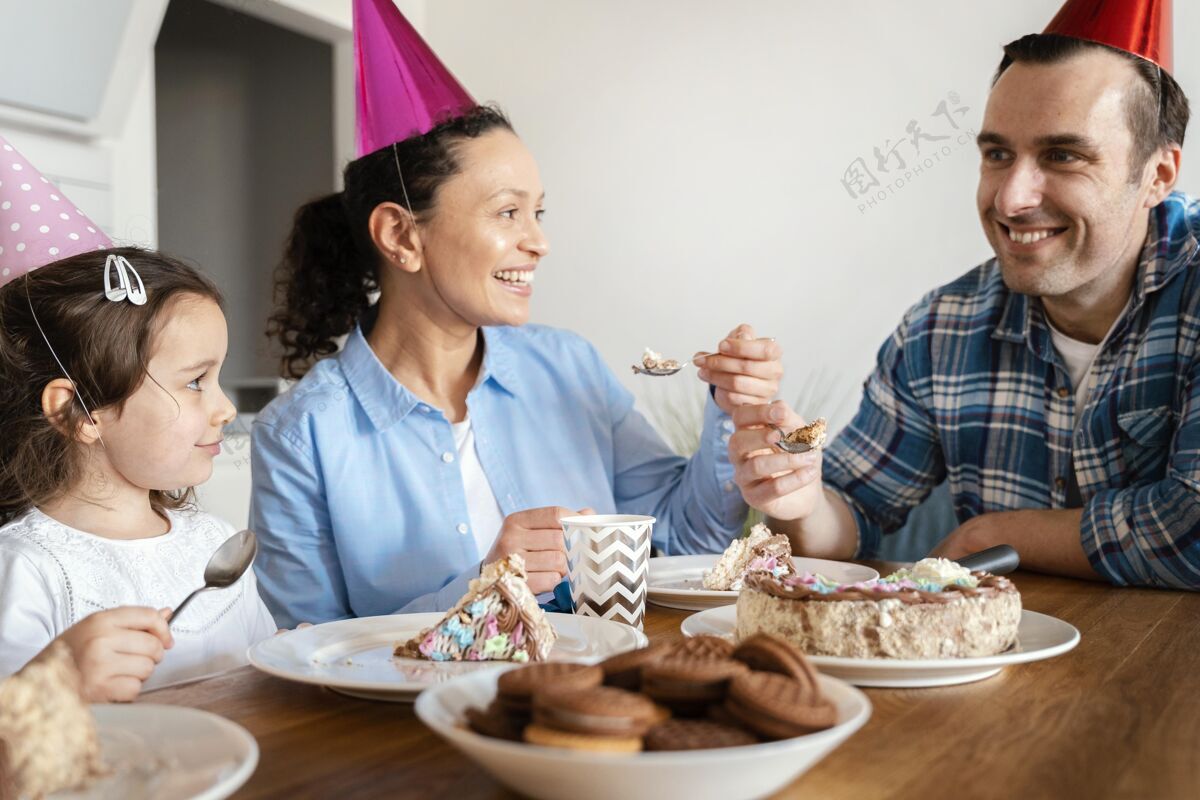 庆祝特写家人吃蛋糕女孩父亲爸爸